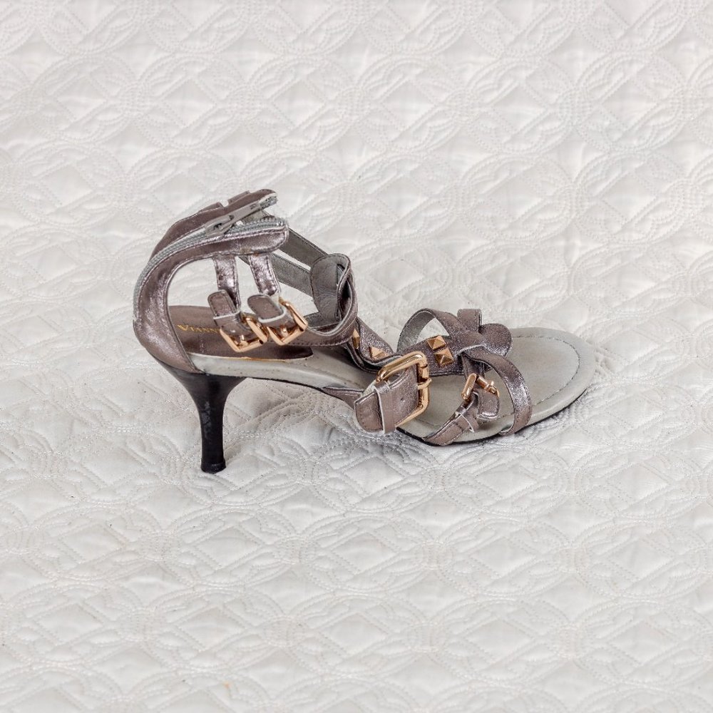 NWOT Vianni Collection leather sexy buckle shoe - 10 /40